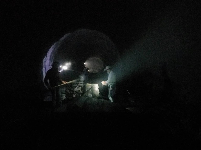 矿建三公司曹家滩项目部主、副斜井联络巷顺利贯通