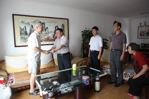 建设集团公司领导走访慰问困难党员