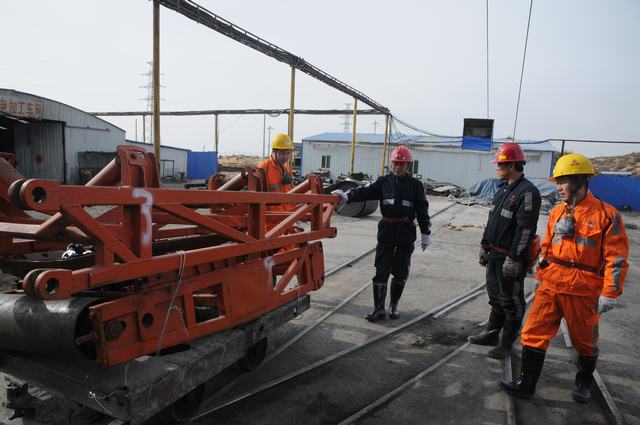 掘进公司领导下井跟值班解决项目部生产难题