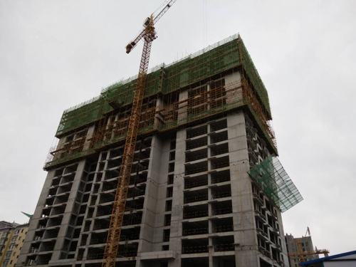 铜煤公司承建的天籁小区1#楼顺利封顶