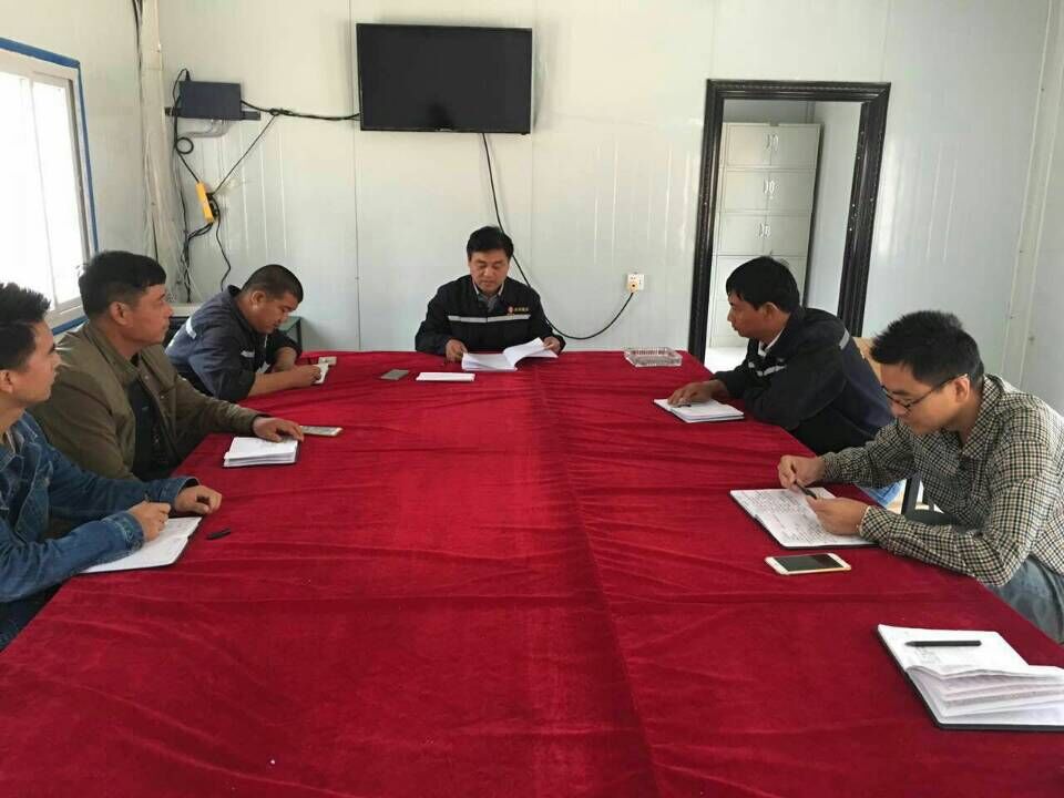 矿建二公司车村项目部党支部组织学习宁董事长讲话精神