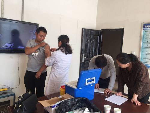 铜煤公司为一线员工免费接种出血热疫苗送健康到基层