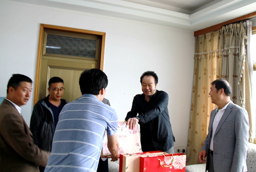 大秦置业公司党政双节前慰问一线员工检查督导项目进度