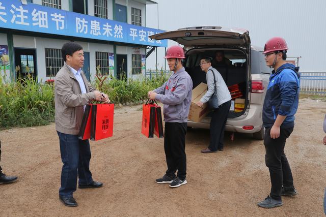 铜川分公司领导班子成员深入施工一线开展节日慰问