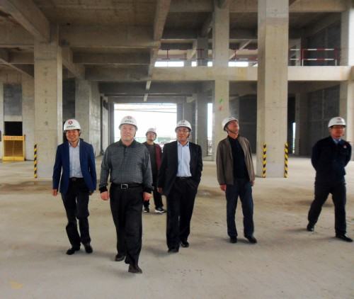 emc网页版登录集团总经理助理、建设集团联合党委书记、董事长宁兴刚“双节”期间深入澄合分公司中科遥感工地慰问施工一线的干部职工