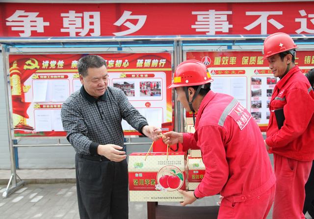 emc网页版登录集团总经理助理、建设集团联合党委书记、董事长宁兴刚一行深入矿建二公司冶坪项目部慰问一线职工