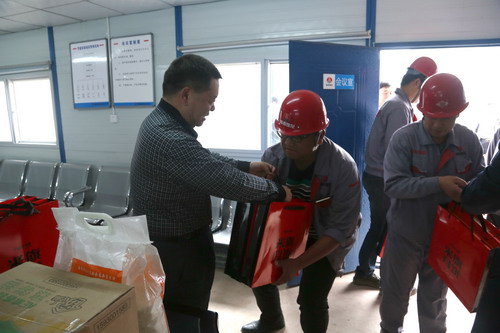 emc网页版登录集团总经理助理、建设集团联合党委书记、董事长宁兴刚一行深入基层慰问一线员工