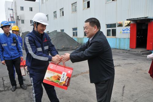 emc网页版登录集团总经理助理、建设集团联合党委书记、董事长宁兴刚一行节日期间深入洗选煤运营公司基层慰问一线员工