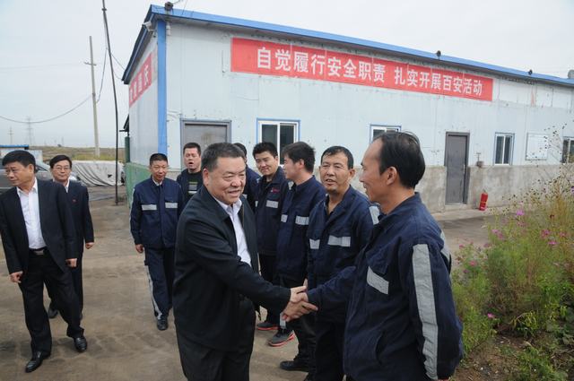 emc网页版登录集团总经理助理、建设集团联合党委书记、董事长宁兴刚一行深入掘进公司红柳林项目部走访慰问