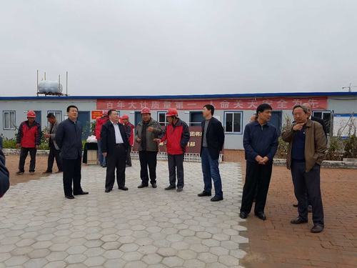 emc网页版登录集团总经理助理、建设集团联合党委书记、董事长宁兴刚一行莅临韩城分公司榆北煤业公司小保当矿施工现场和大家一起过中秋