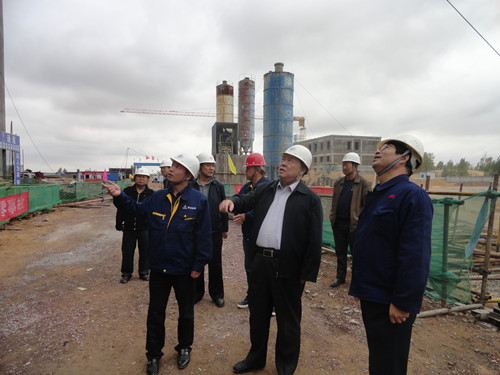 emc网页版登录集团总经理助理、建设集团联合党委书记、董事长宁兴刚一行中秋节深入曹家滩项目工地视察慰问