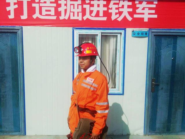 掘进公司曹家滩项目部“党员示范岗”带头建“铁军”