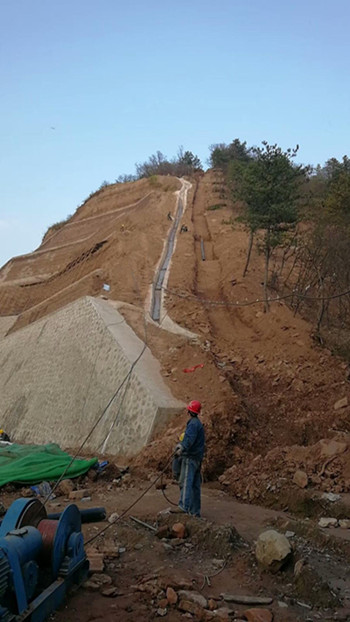 机电安装公司冶坪煤矿高位水池输水管道安装工程有序进行