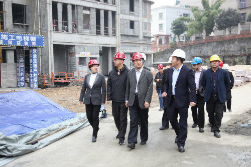 公司领导侯本英到滨江地产公司检查指导工作