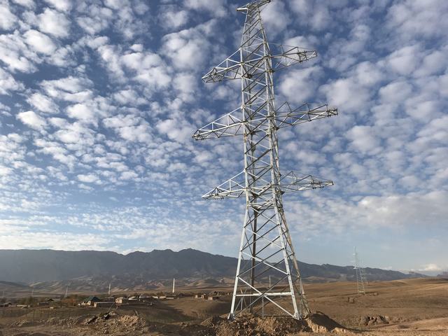 塔吉克斯坦丹哥拉自贸区首座220KV输电线路一回路铁塔架设完成