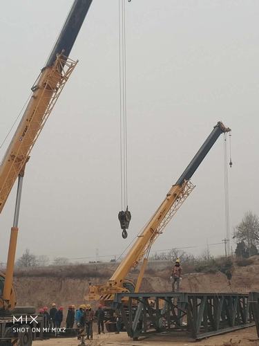 铜煤公司承建的年产30万吨铝镁合金项目氧化铝1#2#仓库顺利完成钢桁架吊装