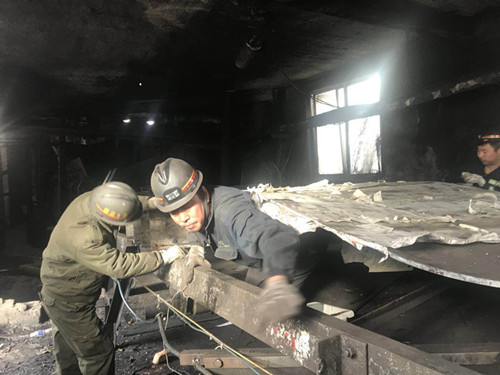 机电安装公司黄陵项目部顺利完成二部主胶带更换工程