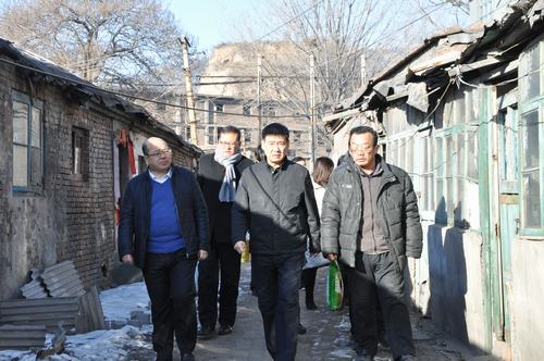 建设集团联合党委副书记、纪委书记、工会主席侯本英 为韩城分公司困难职工送来春节祝福