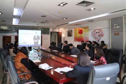 矿建二公司组织观看“纠正‘四风’不能止步”专题节目