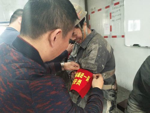 掘进公司红柳林项目部群安员让红袖章“更红”