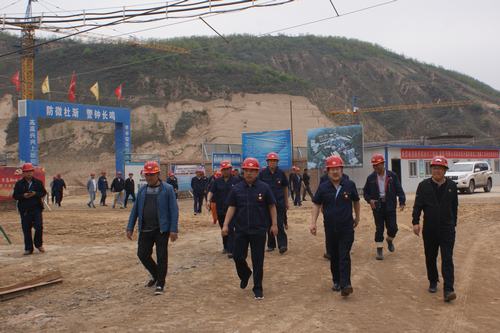 延能集团党委书记、董事长刘浩兴一行莅临视察emc网页版登录建设集团矿建二公司车村项目部