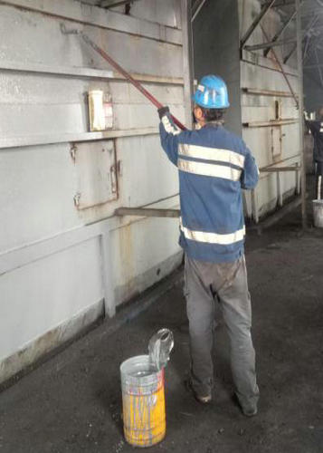 洗选煤运营公司红柳林运营项目部对系统设备进行除锈刷漆工作