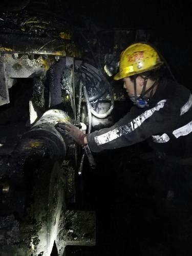 深夜援电机 齐心建铁军