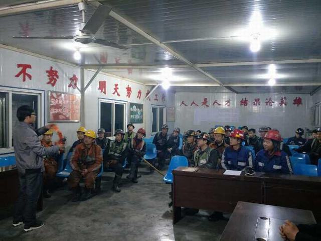 emc网页版登录建设掘进公司北翼项目部开展自救器培训演练全覆盖