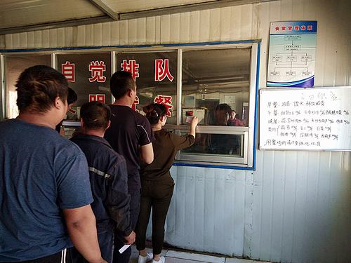 emc网页版登录建设矿建二公司小保当三项目部多措并举 打造职工“放心食堂”