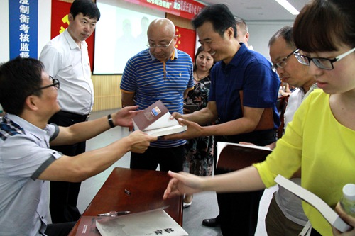 emc网页版登录建设公司“庆七一•忆党史”暨付增战签名赠书活动圆满成功