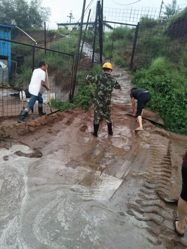 emc网页版登录建设掘进公司：红柳林项目部齐心协力 雨中“防汛”