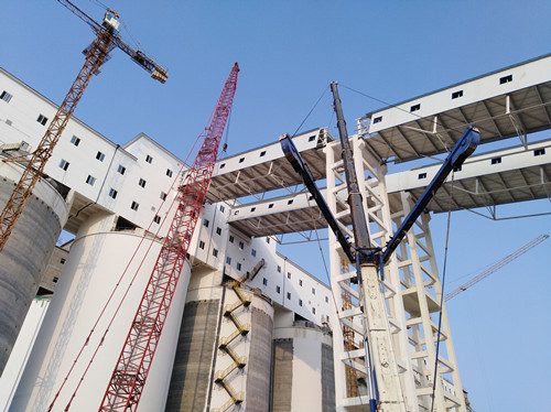 emc网页版登录建设天工公司土建二部小保当选煤厂最终筛分车间至块煤仓2#栈桥顺利吊装