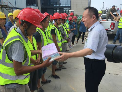 西安航天基地管委会“送清凉”小组慰问澄合分公司一线人员