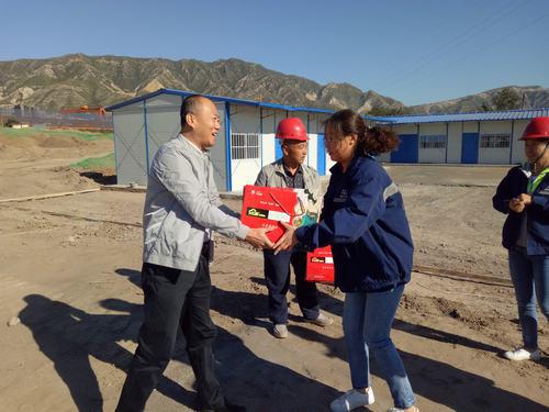 emc网页版登录建设韩城分公司国庆慰问“暖暖的”