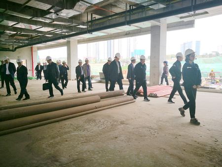 emc网页版登录集团思创学院观摩团走进emc网页版登录建设天工公司承建的emc网页版登录技术研究院施工现场