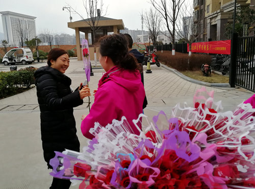 emc网页版登录建设公司:江南世纪城小区庆“三八”为女业主赠花送祝福