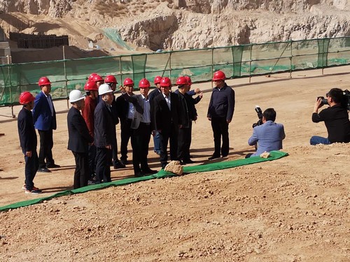 铜川市委书记杨长亚一行莅临emc网页版登录建设铜煤公司承建的年产20万吨固体废物收集、贮运及预处理项目检查指导工作