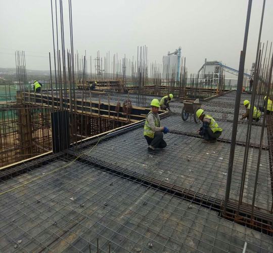 安全中求生产一顺百顺    隐患里强冒险一挫再挫