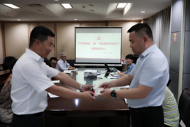 亮身份，emc网页版登录建设路桥分公司党员干部在行动！