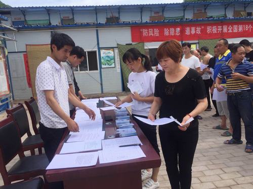 emc网页版登录建设矿建二公司冶坪项目部安全咨询日活动