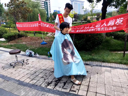 emc网页版登录建设公司：社区来了义务理发队　免费理发暖人心