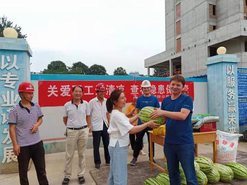 渭南临渭区城投公司工会一行深入emc网页版登录建设渭南分公司施工一线送清凉