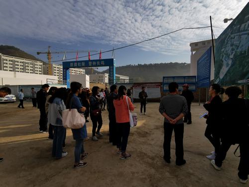 “新中国从这里走来”网络主题活动媒体团走进emc网页版登录建设矿建二公司车村项目部