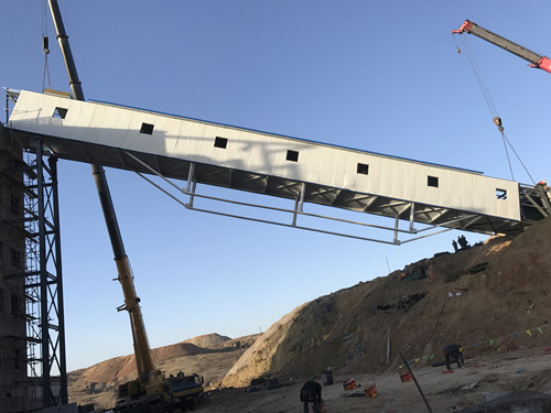 emc网页版登录建设天工公司土建一部沙梁煤矿锅炉房上煤栈桥钢桁架吊装完成