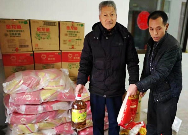 emc网页版登录建设澄合分公司职工杨文刚自掏腰包为家乡父老购买年货