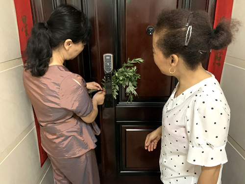 emc网页版登录建设公司：龙湾水境小区物业开展“送艾草、迎端午”活动