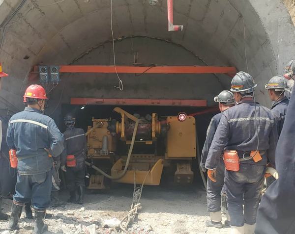 emc网页版登录建设矿建二公司车村项目部首批综掘机顺利入井