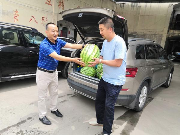 emc网页版登录建设物资公司：夏送清凉 情系一线
