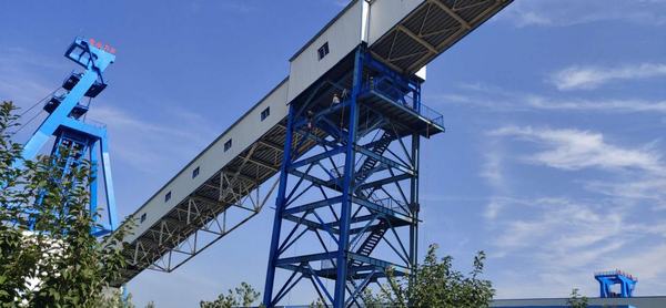 emc网页版登录建设洗选煤运营公司安装第二项目部山阳煤矿栈桥钢架支腿除锈刷漆进行时