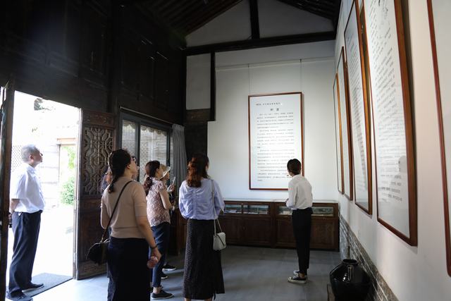 守好“家庭防线” 当好“廉内助”